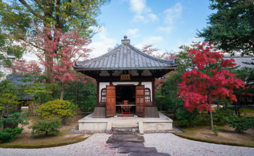 京都　建仁寺の霊照堂と紅葉
